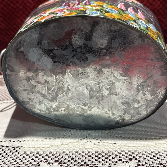 Hand painted floral garden design, Metal basket oval, ring handles. - Picture 6 of 7